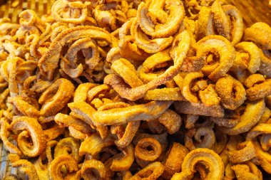 Tayland 'daki yerel markette satılık domuz derisi. Çıtır çıtır ve lezzetlidir. Atıştırmalık olarak ya da birçok çeşit yiyecek ile yenebilir..