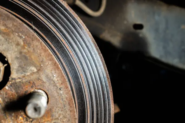 Yakından giyin ve fren pervanelerinde hasar var, fren diski çizildi. Araba tamir freni değiştirme, tekerlek değiştirme.