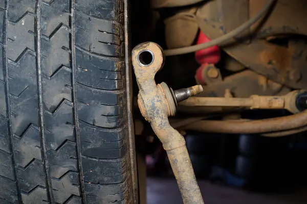 Eski top eklemleri, süspansiyon arka planı. Tamirci kamyonun süspansiyonunu tamir ediyor..
