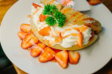 Bal ve Dondurmalı Çilekli Krep. Dondurmalı ve çilekli krep..