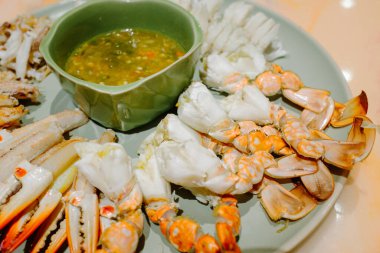 Buharda yüzen mavi yengeç. Asyalı insanların geleneksel yiyeceği. Deniz ürünleri ve Asyalıların popüler yiyeceği.