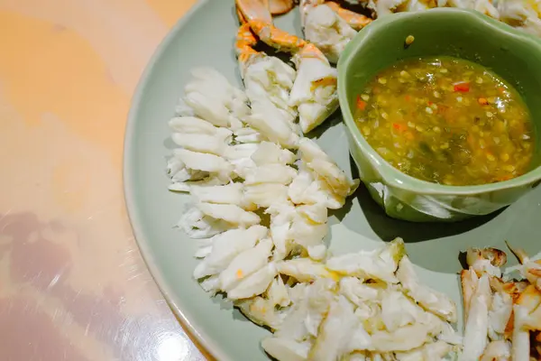 Buharda yüzen mavi yengeç. Asyalı insanların geleneksel yiyeceği. Deniz ürünleri ve Asyalıların popüler yiyeceği.