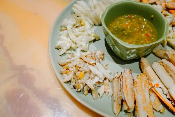 Buharda yüzen mavi yengeç. Asyalı insanların geleneksel yiyeceği. Deniz ürünleri ve Asyalıların popüler yiyeceği.