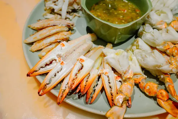 Buharda yüzen mavi yengeç. Asyalı insanların geleneksel yiyeceği. Deniz ürünleri ve Asyalıların popüler yiyeceği.