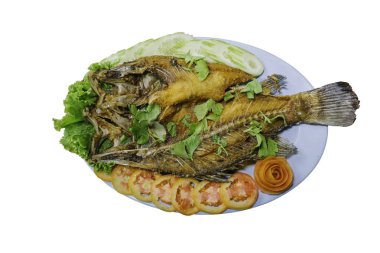 Pla Tod Num tabağı. Balık soslu, kızarmış balık, Tayland usulü, baharatlı mango soslu, izolasyon ve beyaz fon.