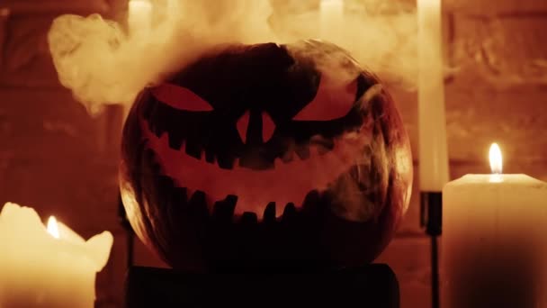 Atributos Navideños Halloween Calabaza Tallada Velas Humo Escena Oscura Siluetas — Vídeos de Stock