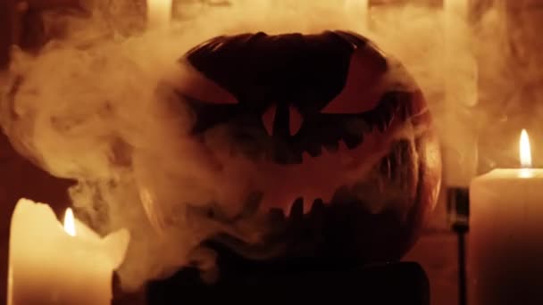Halloweens Semesterattribut Halloween Hällristade Pumpa Ljusen Rök Mörk Scen Siluetter — Stockvideo