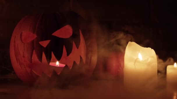 Halloweens Semesterattribut Halloween Hällristade Pumpa Ljusen Rök Mörk Scen Siluetter — Stockvideo