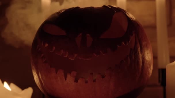 ハロウィーンの休日の属性 ハロウィンだ カボチャを彫った キャンドルだ 暗いシーンだ カボチャの頭のシルエット — ストック動画