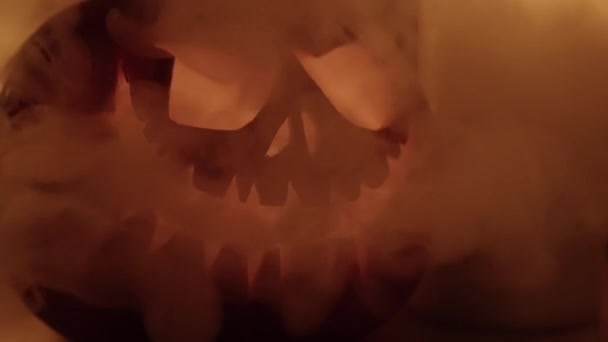 Atrybuty Świąteczne Halloween Halloween Wyrzeźbiona Dynia Świece Dym Ciemna Scena — Wideo stockowe