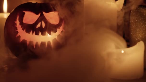 Atributele Sărbătorilor Halloween Halloween Dovleac Sculptat Lumânări Fum Scenă Întunecată — Videoclip de stoc