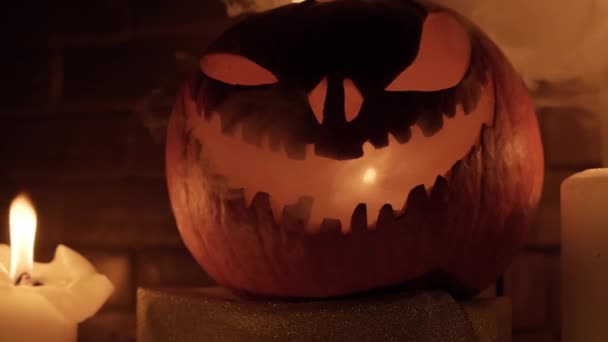 Halloween Ünnepi Sajátosságai Halloween Van Faragott Tök Gyertyák Füst Sötét — Stock videók