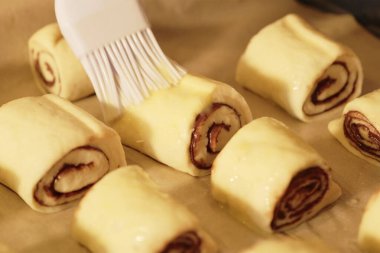 Çörek yapma süreci. Un. Yumurtalar. Çikolata. Titriyorum. hamur sütü. tuz .