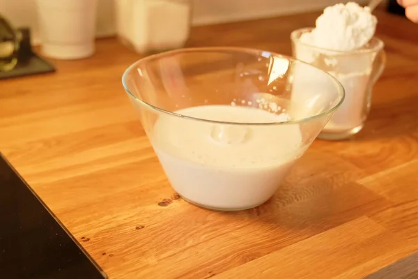 Den Prozess Der Herstellung Von Brötchen Mehl Eier Schokolade Zittern — Stockfoto
