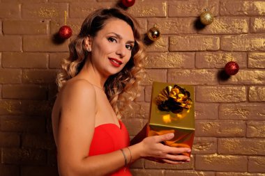 Kız bir hediye aldı. Kırmızı elbiseli kız. tatil hediyesi.