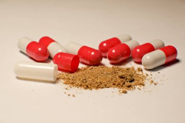 Tableti aç. Tablet içeriği. Beyaz ve kırmızı tabletler. Yakın plan. Sağlık, tedavi kavramı.