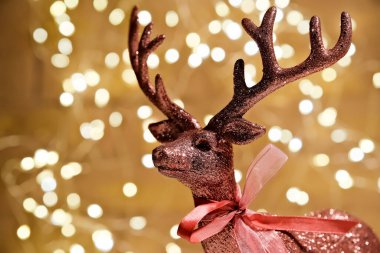 Yeni yıl oyuncağı. Yeni yıl geyiği. Tatil ışıkları. Noel ağacı .