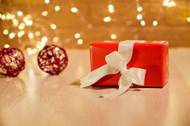 Yeni yıl oyuncağı. Yeni yıl hediyesi. Tatil ışıkları. Noel ağacı .