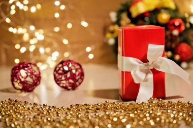 Yeni yıl oyuncağı. Yeni yıl hediyesi. Tatil ışıkları. Noel ağacı .