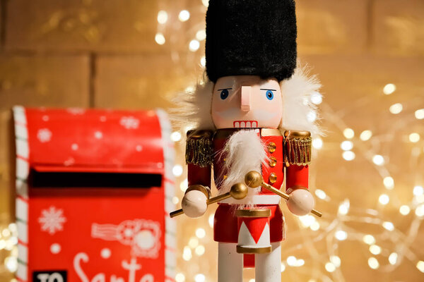 Новогодняя игрушка. деревянный барабанщик. почтовый ящик. nutcracker