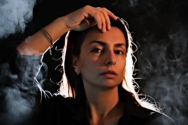 Karanlıktaki bir kızın silueti. Duman. Buhar. Karanlık bir odadaki kız.