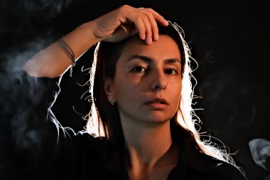 Karanlıktaki bir kızın silueti. Duman. Buhar. Karanlık bir odadaki kız.