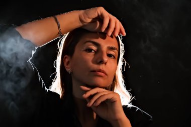 Karanlıktaki bir kızın silueti. Duman. Buhar. Karanlık bir odadaki kız.