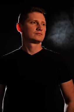 Bir adamın silüeti. Karanlıktaki adamlar. Duman. Buhar. Karanlık odadaki adam..