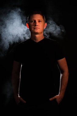 Bir adamın silüeti. Karanlıktaki adamlar. Duman. Buhar. Karanlık odadaki adam..