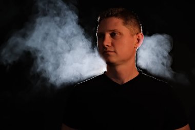 Bir adamın silüeti. Karanlıktaki adamlar. Duman. Buhar. Karanlık odadaki adam..