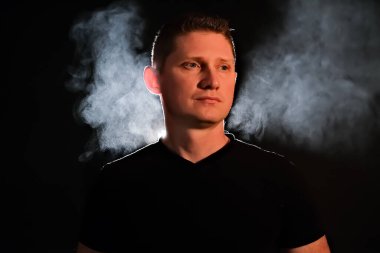 Bir adamın silüeti. Karanlıktaki adamlar. Duman. Buhar. Karanlık odadaki adam..