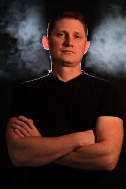 Bir adamın silüeti. Karanlıktaki adamlar. Duman. Buhar. Karanlık odadaki adam..