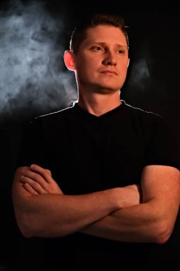 Bir adamın silüeti. Karanlıktaki adamlar. Duman. Buhar. Karanlık odadaki adam..