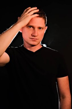 Bir adamın silüeti. Karanlıktaki adamlar. Duman. Buhar. Karanlık odadaki adam..