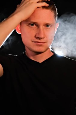 Bir adamın silüeti. Karanlıktaki adamlar. Duman. Buhar. Karanlık odadaki adam..