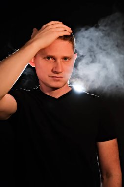 Bir adamın silüeti. Karanlıktaki adamlar. Duman. Buhar. Karanlık odadaki adam..