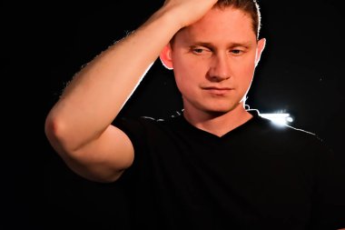 Bir adamın silüeti. Karanlıktaki adamlar. Duman. Buhar. Karanlık odadaki adam..