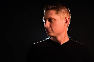 Bir adamın silüeti. Karanlıktaki adamlar. Duman. Buhar. Karanlık odadaki adam..