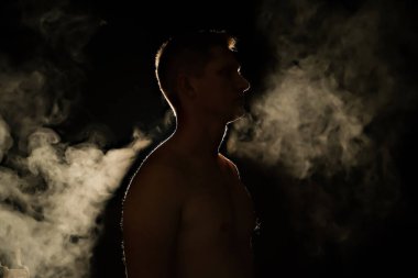 Bir adamın silüeti. Karanlıktaki adamlar. Duman. Buhar. Karanlık odadaki adam..