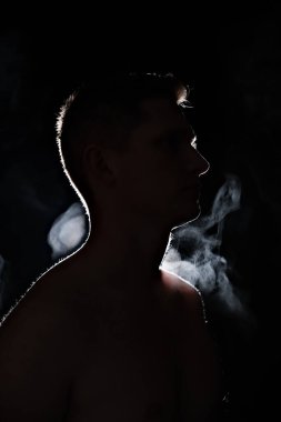 Bir adamın silüeti. Karanlıktaki adamlar. Duman. Buhar. Karanlık odadaki adam..