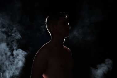 Bir adamın silüeti. Karanlıktaki adamlar. Duman. Buhar. Karanlık odadaki adam..