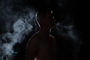 Bir adamın silüeti. Karanlıktaki adamlar. Duman. Buhar. Karanlık odadaki adam..