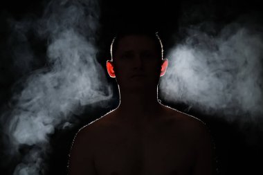 Bir adamın silüeti. Karanlıktaki adamlar. Duman. Buhar. Karanlık odadaki adam..