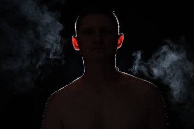 Bir adamın silüeti. Karanlıktaki adamlar. Duman. Buhar. Karanlık odadaki adam..