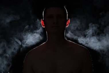 Bir adamın silüeti. Karanlıktaki adamlar. Duman. Buhar. Karanlık odadaki adam..