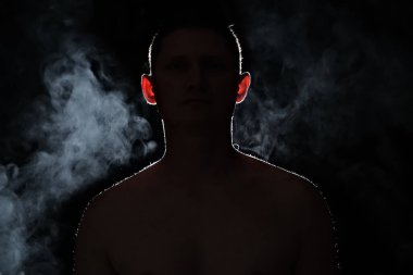 Bir adamın silüeti. Karanlıktaki adamlar. Duman. Buhar. Karanlık odadaki adam..