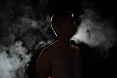 Bir adamın silüeti. Karanlıktaki adamlar. Duman. Buhar. Karanlık odadaki adam..