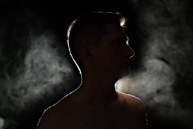 Bir adamın silüeti. Karanlıktaki adamlar. Duman. Buhar. Karanlık odadaki adam..