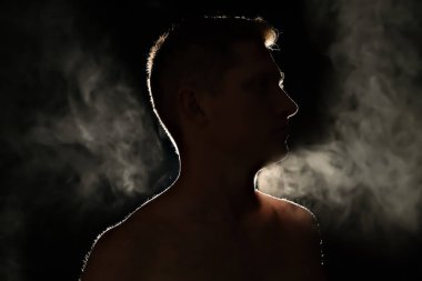 Bir adamın silüeti. Karanlıktaki adamlar. Duman. Buhar. Karanlık odadaki adam..