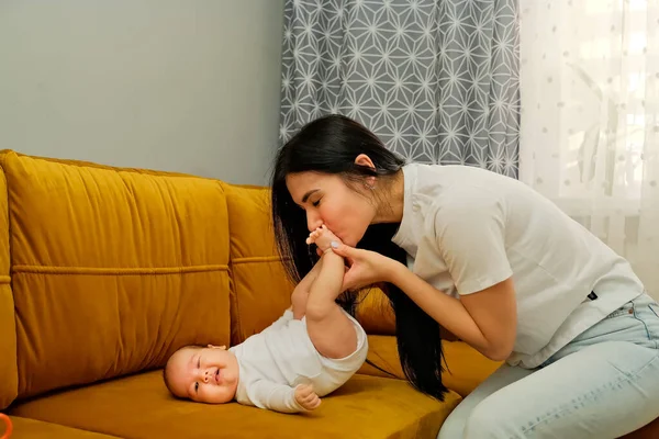 Mom Kisses Legs Newborn Baby Concept Kiss Motherly Love — Stock Photo, Image